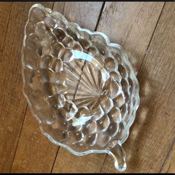 Vintage Anchor Hocking glass Grape Dish, Relish dish, Candy Bowl - many uses - Picture 3 of 13